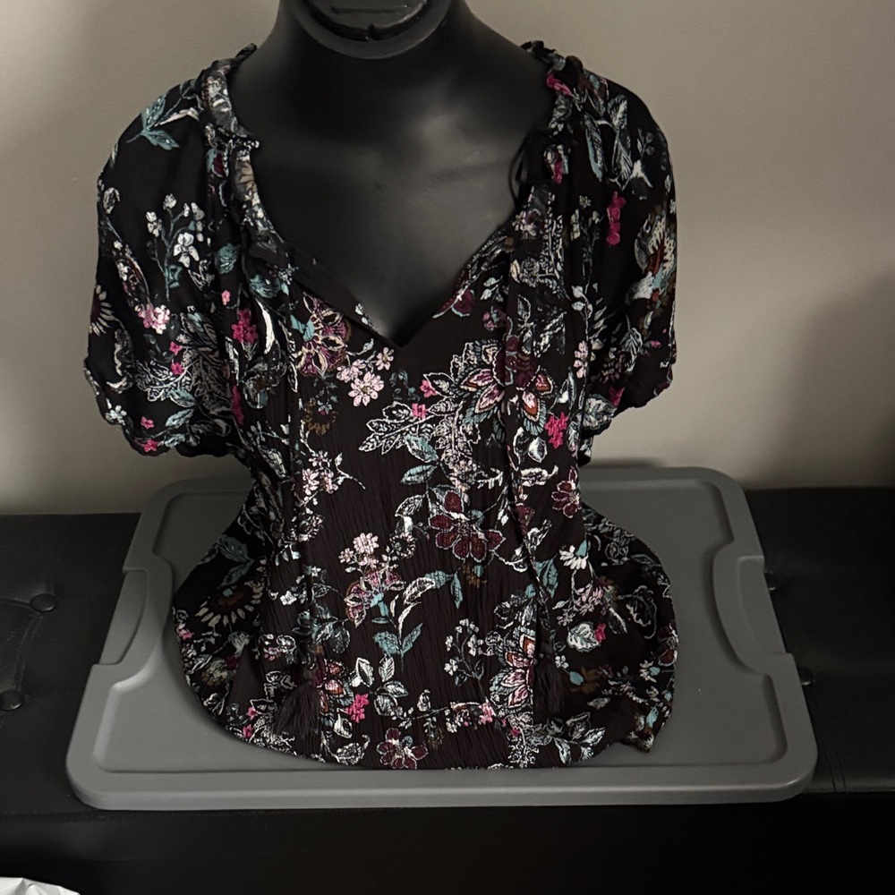 FRYE AND CO. Black Floral V-Neck Puff Sleeve Blouse